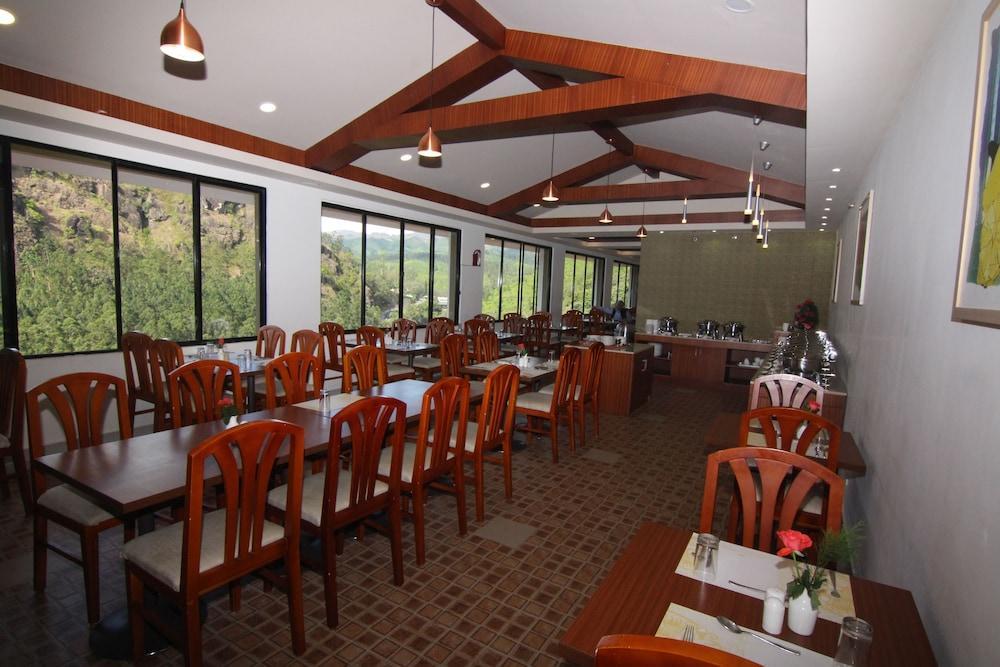 Abad Copper Castle Resort Мунар Екстериор снимка