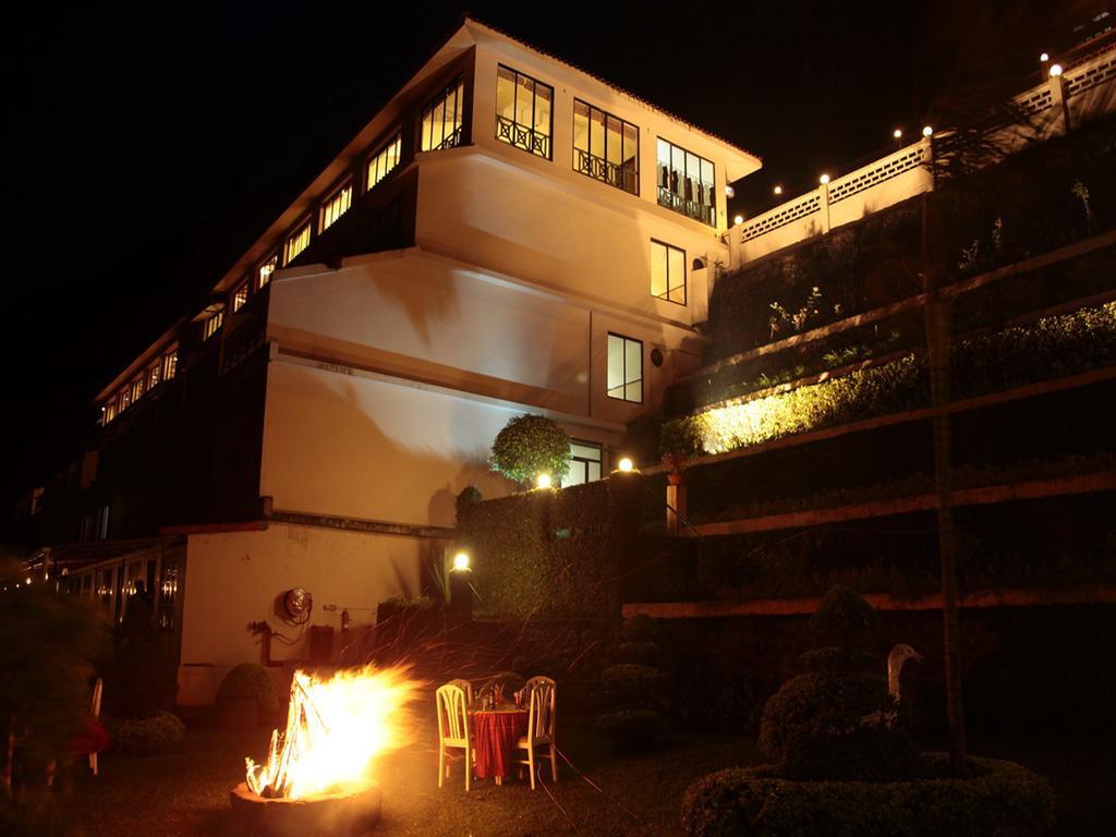 Abad Copper Castle Resort Мунар Екстериор снимка