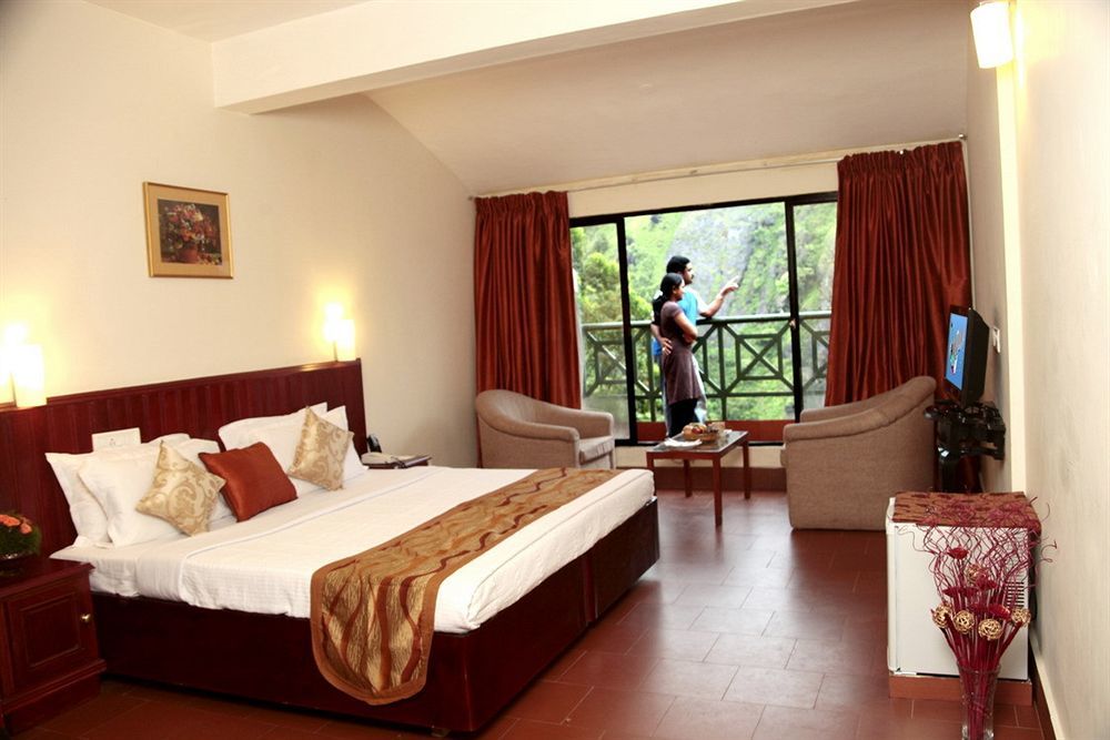 Abad Copper Castle Resort Мунар Екстериор снимка
