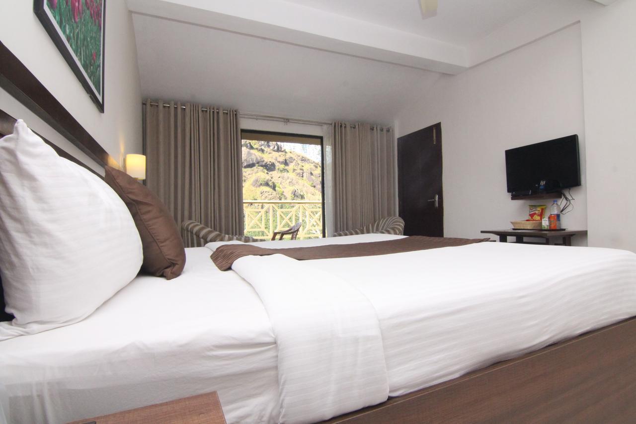 Abad Copper Castle Resort Мунар Екстериор снимка